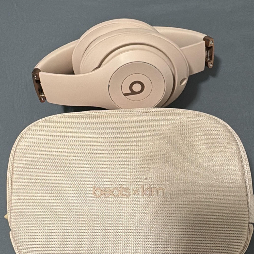 beats studio pro x kim kardashian - moon